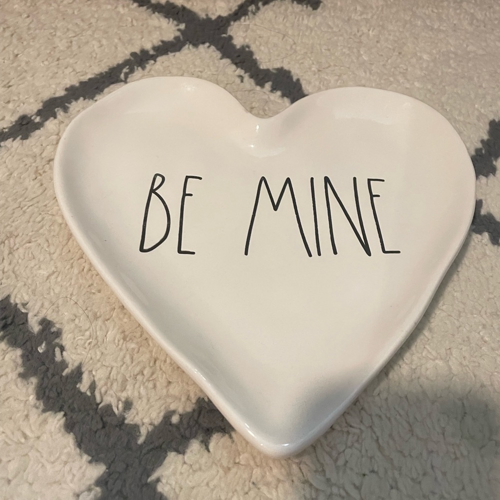 Rae Dunn “BE MINE” Plate    NWOT